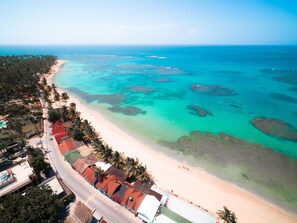 En la playa y camastros 