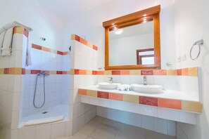 Assecador de cabells, tovalloles, sabó i paper higiènic 