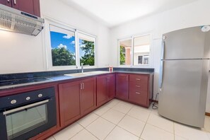 Refrigerador, microondas, horno y cafetera y tetera 