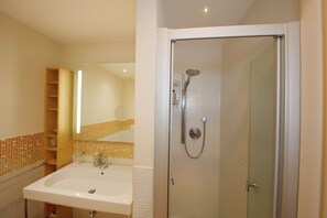 Shower, hair dryer, bidet, towels - Siena UP Town : Sabrina's Cozy Apartment (Siena)