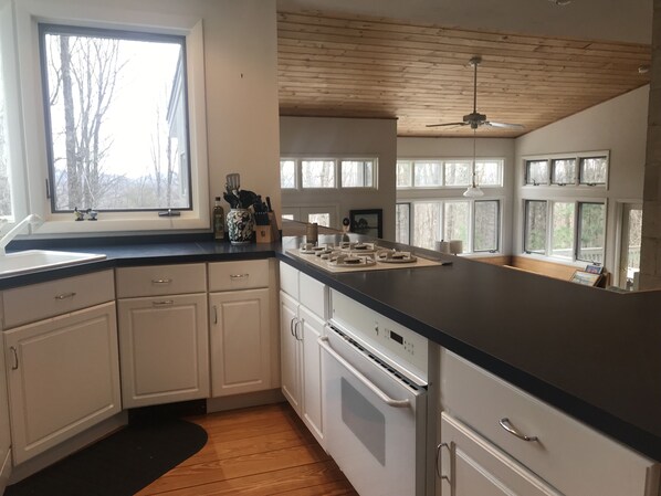 電子レンジ、食器洗い機、コーヒー / ティーメーカー、調理器具と食器