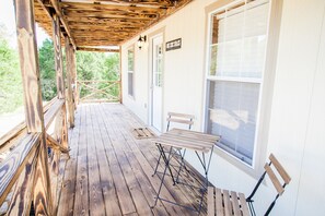Outdoor dining - The Creekside Crib - The cabins at Onion Creek (Driftwood)