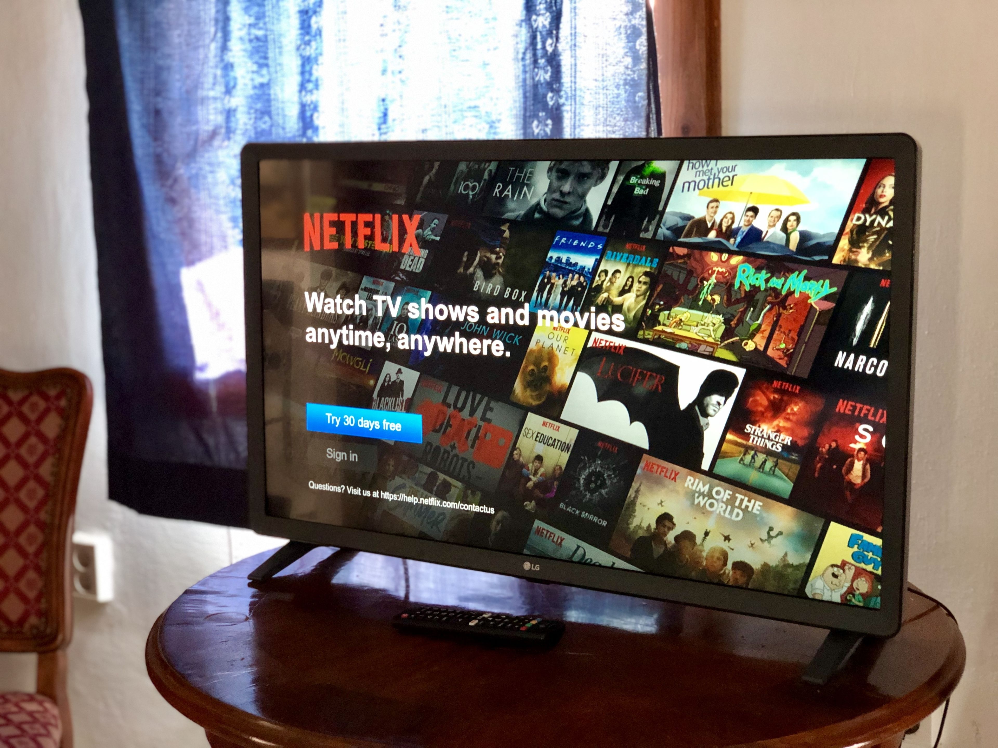 Un téléviseur affichant l’interface de Netflix, avec différentes miniatures d’émissions de télévision et de films.