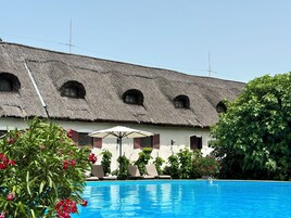 Piscina externa sazonal, guarda-sóis, espreguiçadeiras