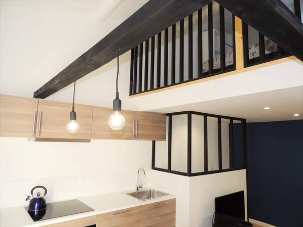 Kjøleskap, ovn, kokeplater og oppvaskmaskin