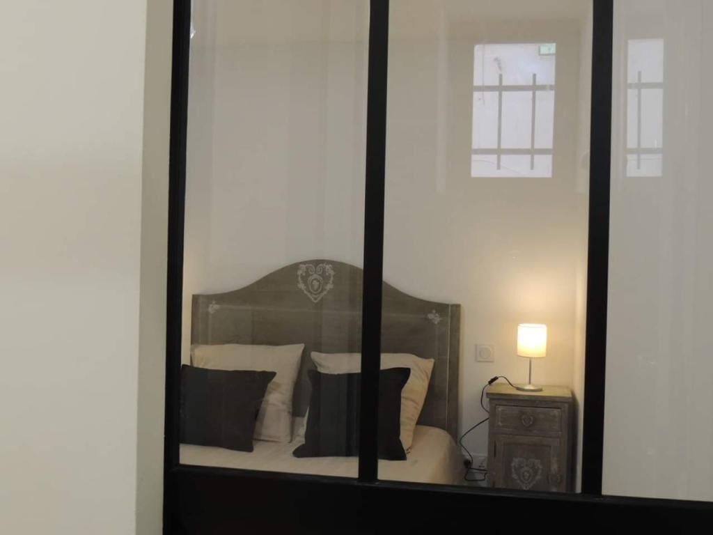 2 habitaciones, tabla de planchar con plancha y cuna de viaje 