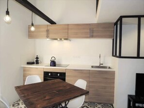 Kjøleskap, ovn, kokeplater og oppvaskmaskin