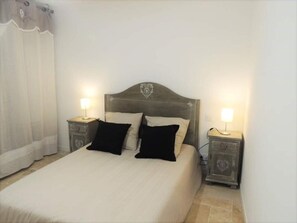 2 slaapkamers, een strijkplank/strijkijzer, reisbedje, gratis wifi