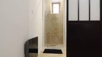 Een douche, een haardroger, handdoeken