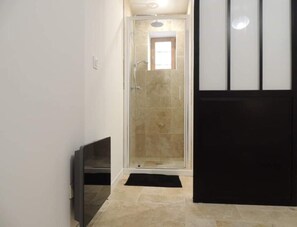 Een douche, een haardroger, handdoeken