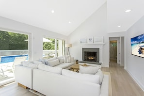 TV, fireplace, table football - AVAIL for US OPEN 2026: Pristine, tranquil, newly renovated Southampton gem (Southampton)