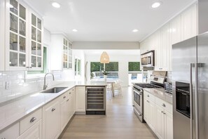 Fridge, microwave, oven, stovetop - AVAIL for US OPEN 2026: Pristine, tranquil, newly renovated Southampton gem (Southampton)