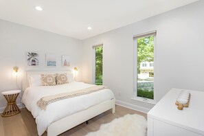 5 bedrooms, free WiFi, bed sheets - AVAIL for US OPEN 2026: Pristine, tranquil, newly renovated Southampton gem (Southampton)