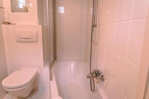 Bathtub, hair dryer, towels, soap - Old house to feel good, ground floor (Wernborn)