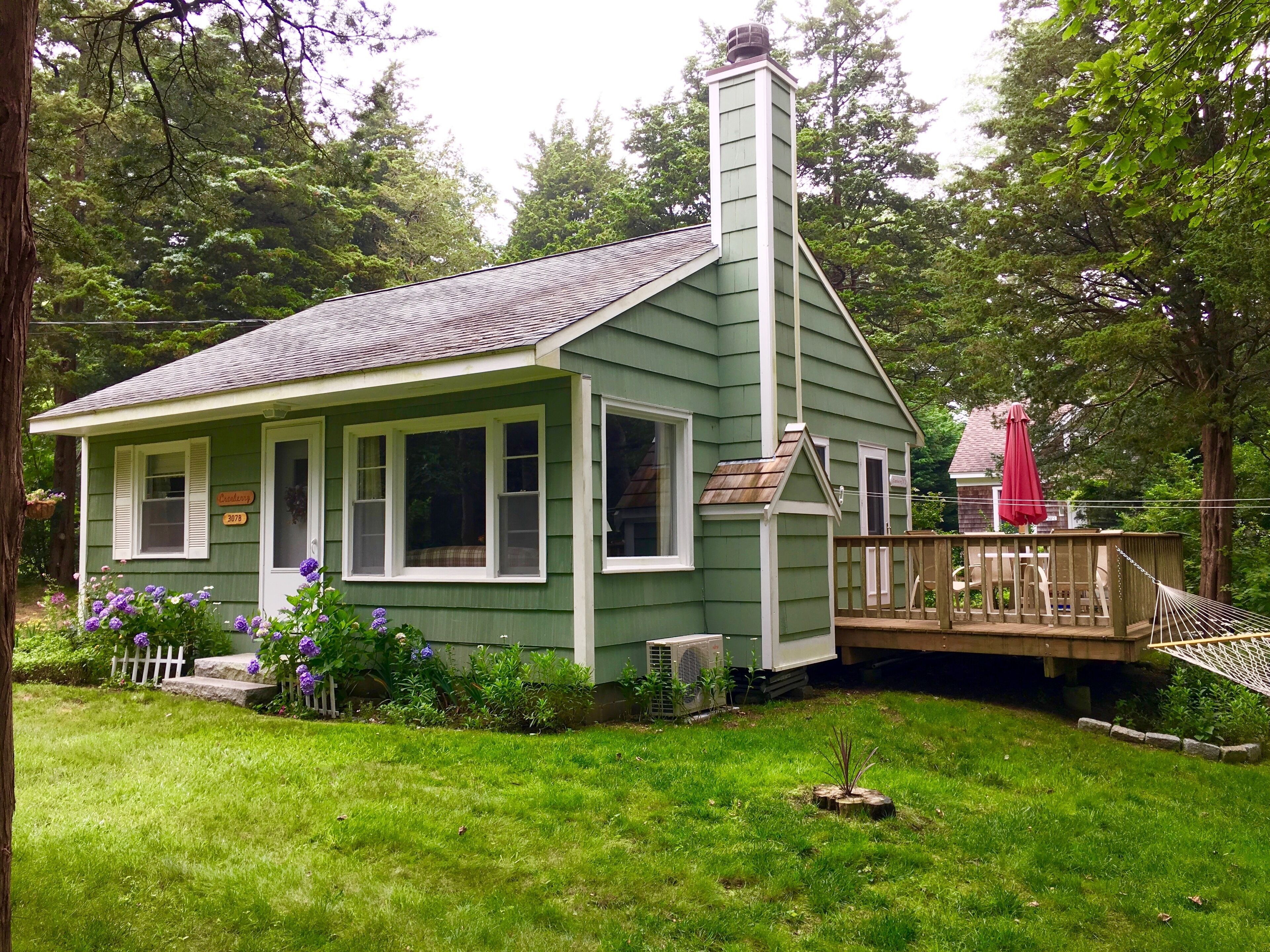 Cute Cottage Retreat 1/2 Mile to Weeset Point Beach