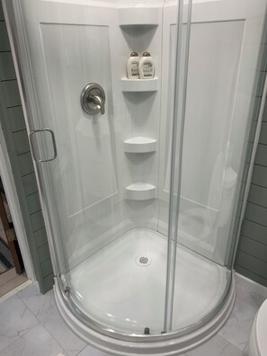 Duschwanne, Whirlpool, Haartrockner, Handtücher