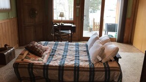 Una stanza con un letto, una scrivania e una sedia. Si vede una finestra con vista sull'esterno.