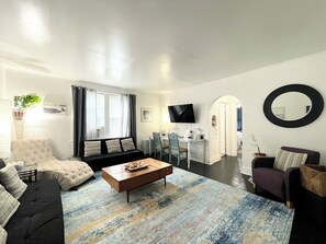 Living area - Beautiful Getaway In Central Saint Louis! (St. Louis)