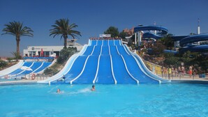 Un parque acuático con toboganes y una piscina.