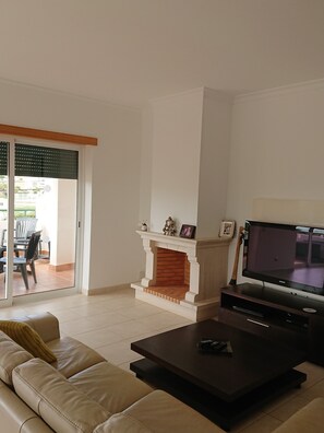 Smart TV, DVD player, books, video library - Luxury and Spacious 3 Bed end of terrace Linked Villa with large pool (Budens)