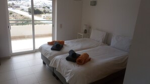 3 chambres, fer et planche à repasser, Wi-Fi, draps fournis