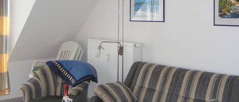 Una televisión, un reproductor de DVD, un reproductor estéreo