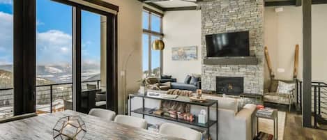 Smart TV, chimenea y oficina