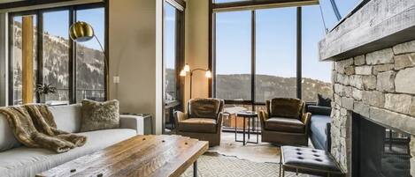 Smart TV, chimenea y oficina