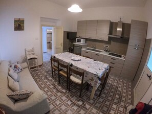 Fernseher, Kamin, Bücher