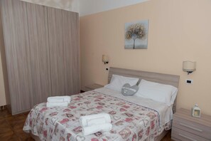 2 Schlafzimmer, Zimmersafe, Schreibtisch, Bügeleisen/Bügelbrett