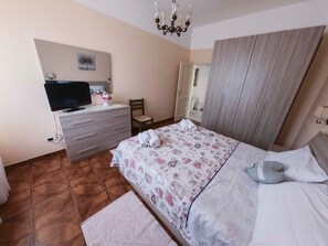 2 bedrooms, in-room safe, desk, iron/ironing board