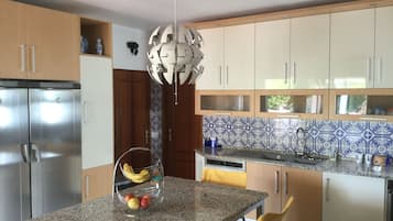 Een koelkast, een magnetron, een oven, een kookplaat