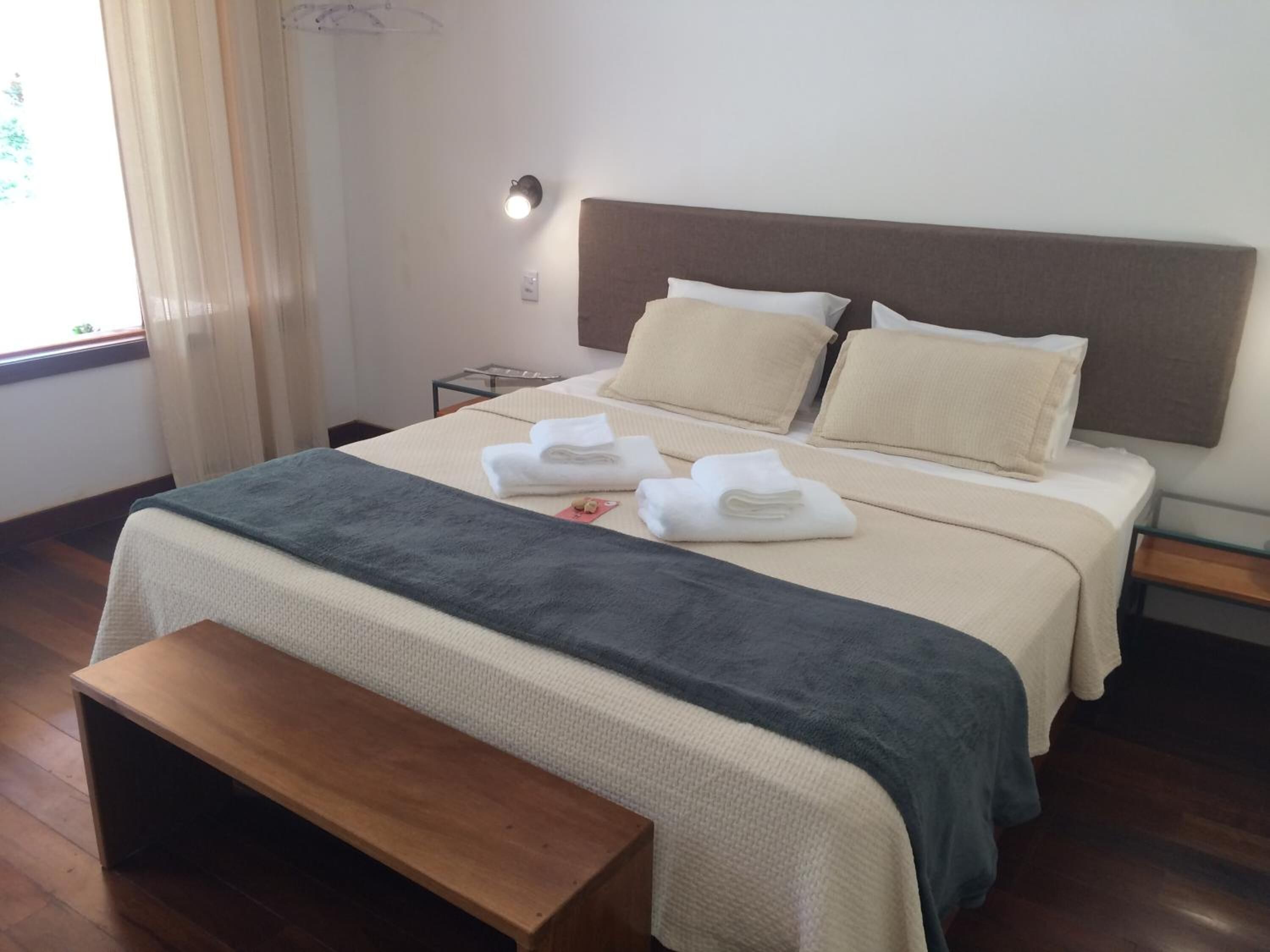 Roupas de cama premium, frigobar, Wi-Fi de cortesia, roupa de cama