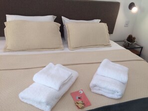 高级套房, 花园景观 | 高档床上用品、迷你吧、免费 WiFi、床单