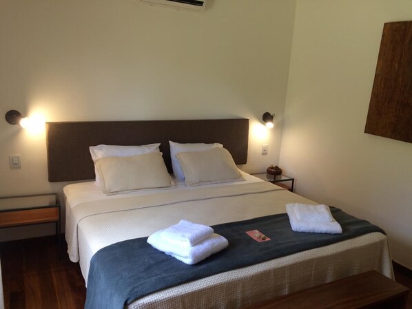 高级套房, 花园景观 | 高档床上用品、迷你吧、免费 WiFi、床单