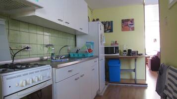 Een koelkast, een magnetron, een koffiezetapparaat/waterkoker