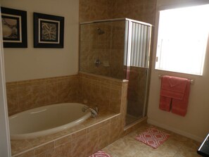 Combined shower/bathtub, hair dryer, towels, soap - Vacation in Paradise! Dock available-Walk to Pool & Fishing Pier! Kayaks & Bikes (Homosassa)