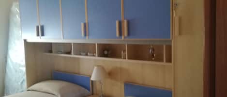 2 bedrooms, iron/ironing board, bed sheets