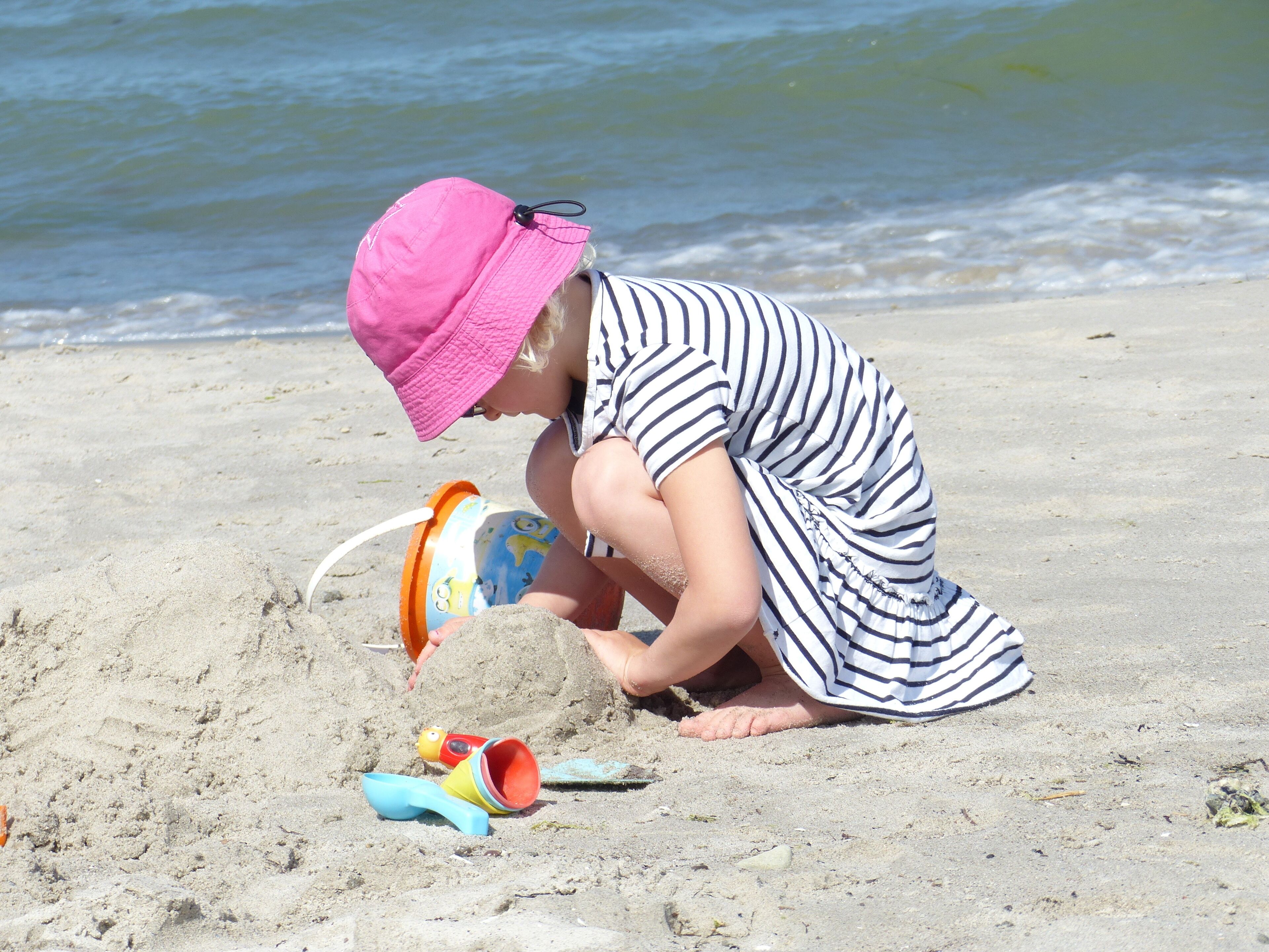 Vlak bij het strand, ligstoelen aan het strand