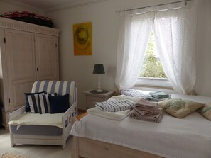 1 bedroom, iron/ironing board, travel crib, free WiFi - Haus Ostseeperle, 1 minute walk to the beach, 3 terraces and sauna (Hohenkirchen)