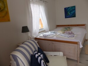 1 habitación, tabla de planchar con plancha y cuna de viaje 