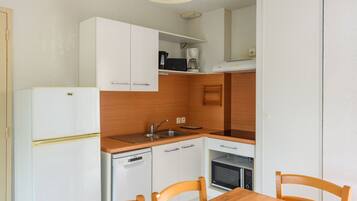 Een microgolfoven, een kookplaat, een vaatwasser, een broodrooster