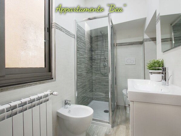 تجهيزات دش، مجففات شعر، مراحيض شطف، مناشف