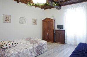1 chambre, coffre-fort, fer et planche à repasser