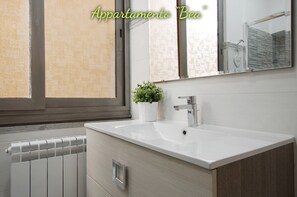 تجهيزات دش، مجففات شعر، مراحيض شطف، مناشف