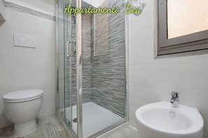 Shower, hair dryer, bidet, towels - "Abitare Trastevere" -living in Rome-Bea Flat (Roma)
