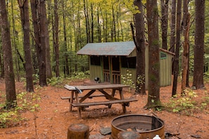 Outdoor dining - Coyote's Den Rustic Cabin for Adventurous Camper (Freeville)