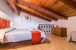 2 bedrooms, iron/ironing board, bed sheets