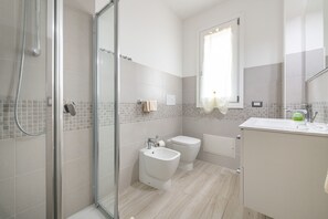 Douche, sĂšche-cheveux, bidet, serviettes fournies
