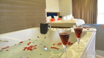 Luxury Penthouse | Minibar, in-room safe, free WiFi, bed sheets